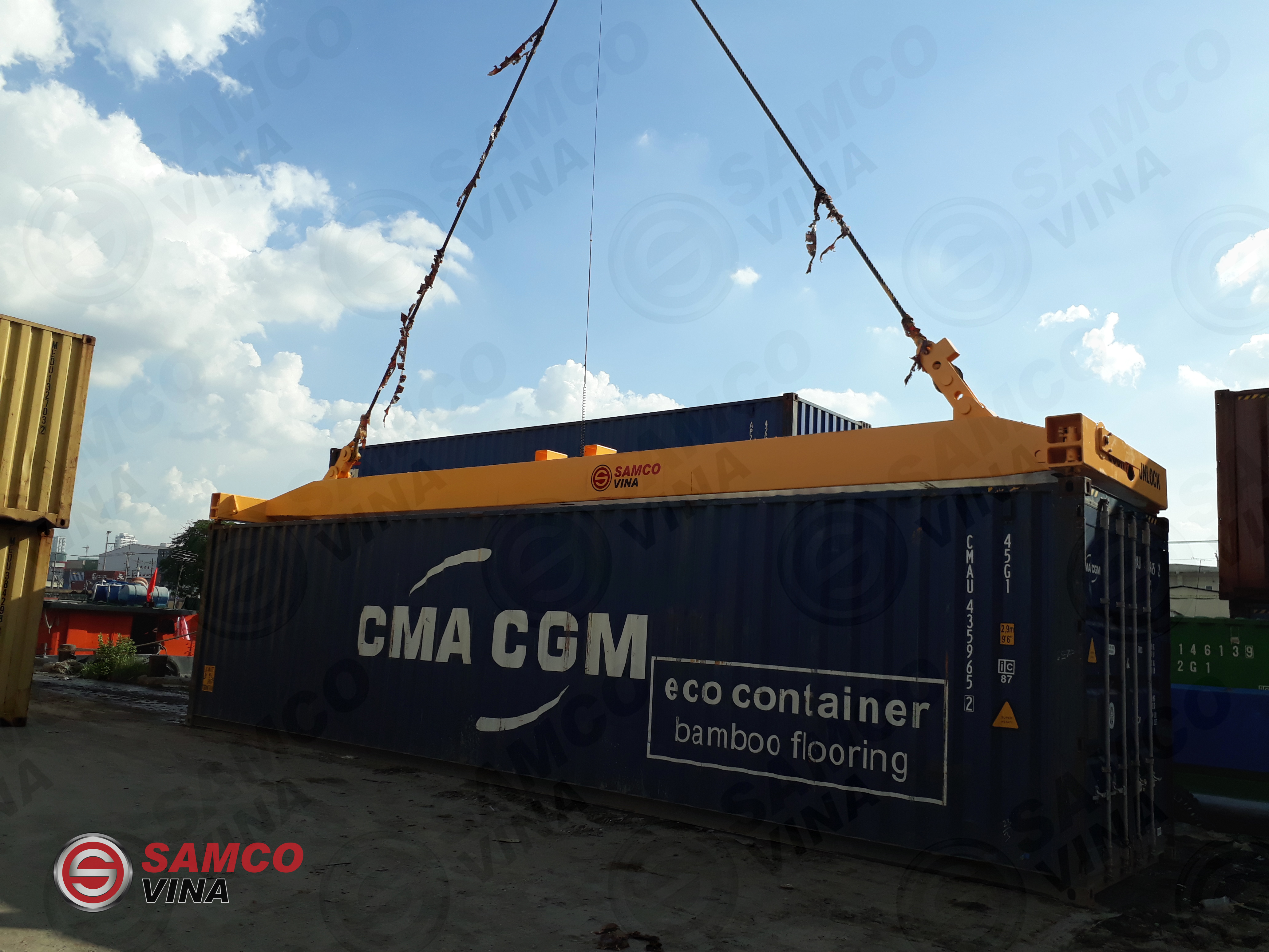 Containers spreader